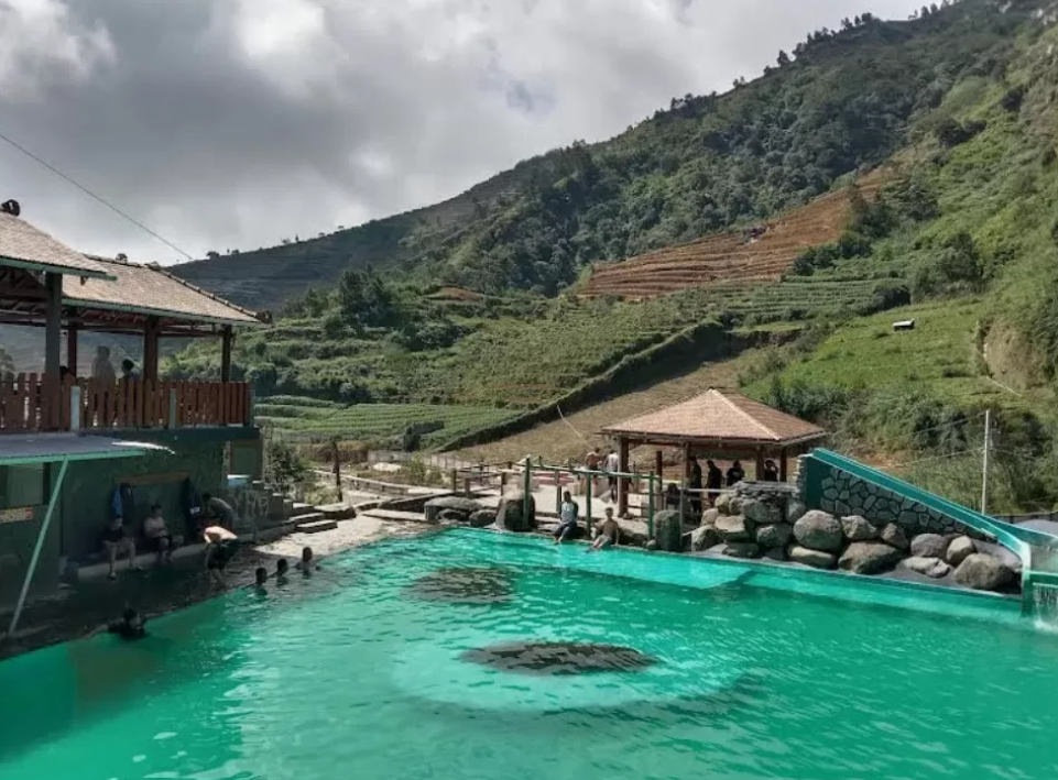 Relaksasi di pemandian air panas Dieng, nikmati kehangatan alami di tengah hawa sejuk pegunungan.
