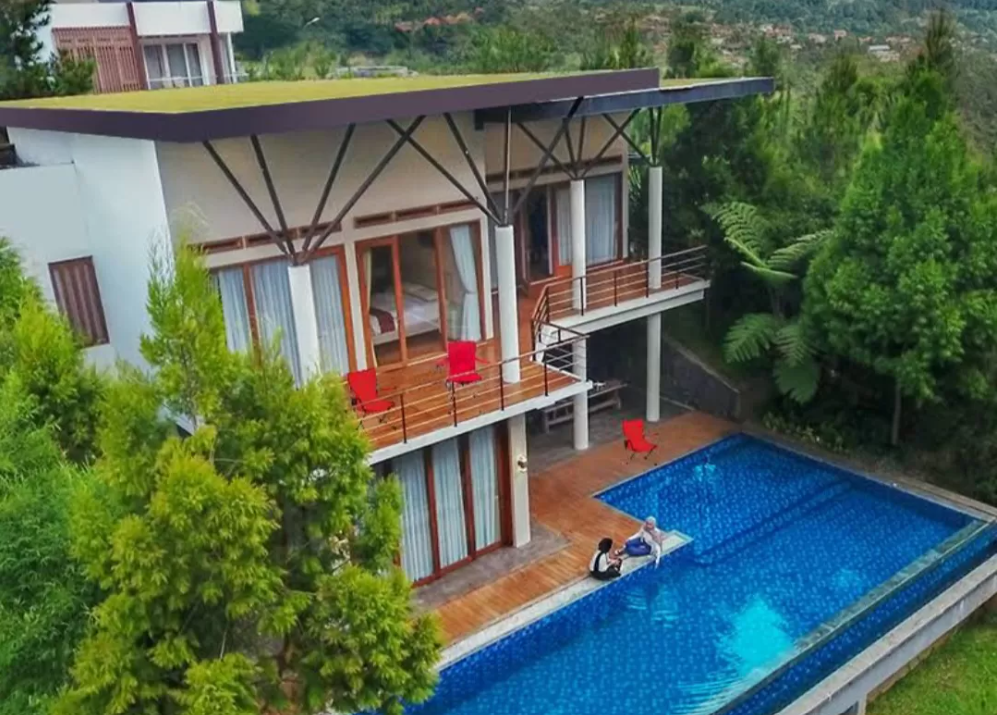 Glamping seru di Ciater, Subang. Menginap nyaman sambil berendam di kolam air panas alami, cocok untuk healing bareng keluarga.