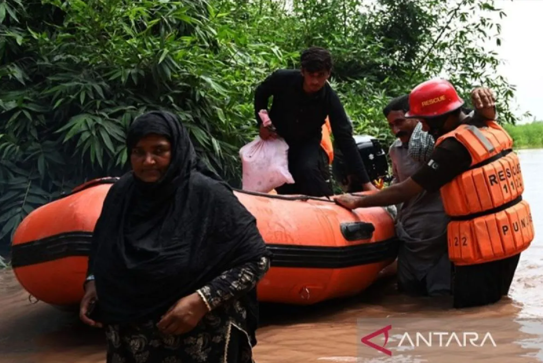 Banjir Pakistan tewaskan 921 orang lebih, jutaan terdampak, ribuan rumah hancur akibat hujan monsun.