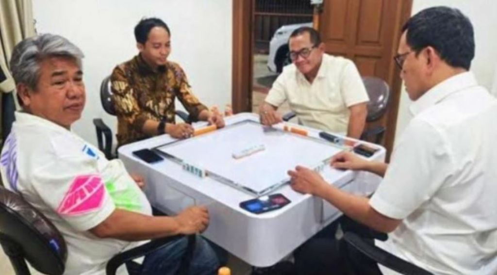 Foto viral yang menampilkan Menhut Raja Juli Antoni main domino bareng Azis Wellang.