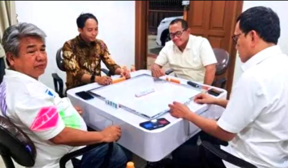 Raja Juli Antoni bantah kenal Azis Wellang, tersangka pembalakan liar. Ia klaim hanya bertemu Menteri Karding dan tegaskan sikap anti perusakan hutan.