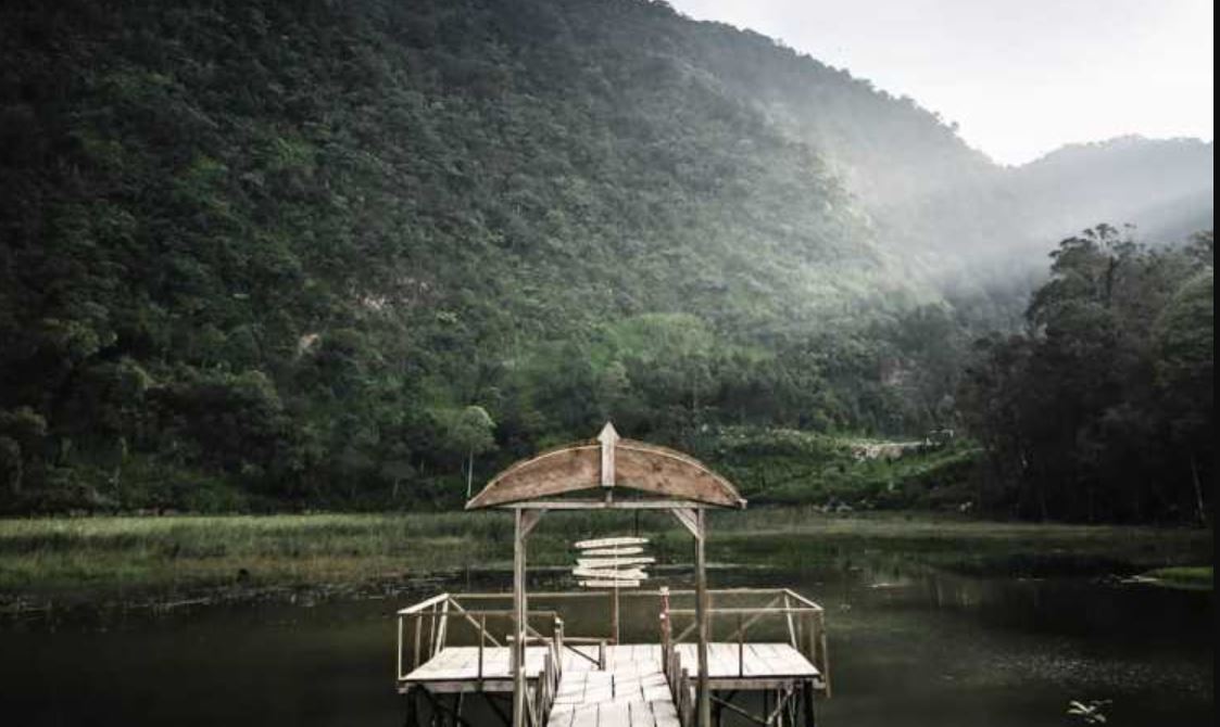 Telaga Mangunan adalah hidden gem di ketinggian 2.000 mdpl yang menawarkan udara sejuk pegunungan.