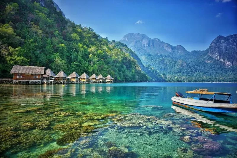 Pantai Ora di Maluku tawarkan keindahan sekelas Hawaii dan Maladewa. Surga tersembunyi dengan pasir putih, laut jernih, dan terumbu karang.
