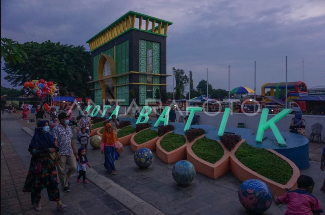 4 wisata keluarga paling hits di Pekalongan 2025, lengkap dengan waterpark, mini zoo, taman edukasi, dan alun-alun Kota Pekalongan.