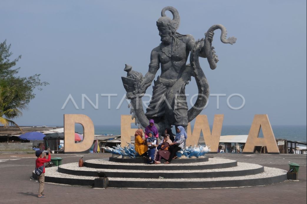 Pantai Jatimalang memiliki spot paling ikonik adalah patung Dewaruci setinggi 6 meter karya seniman Nyoman Alif.