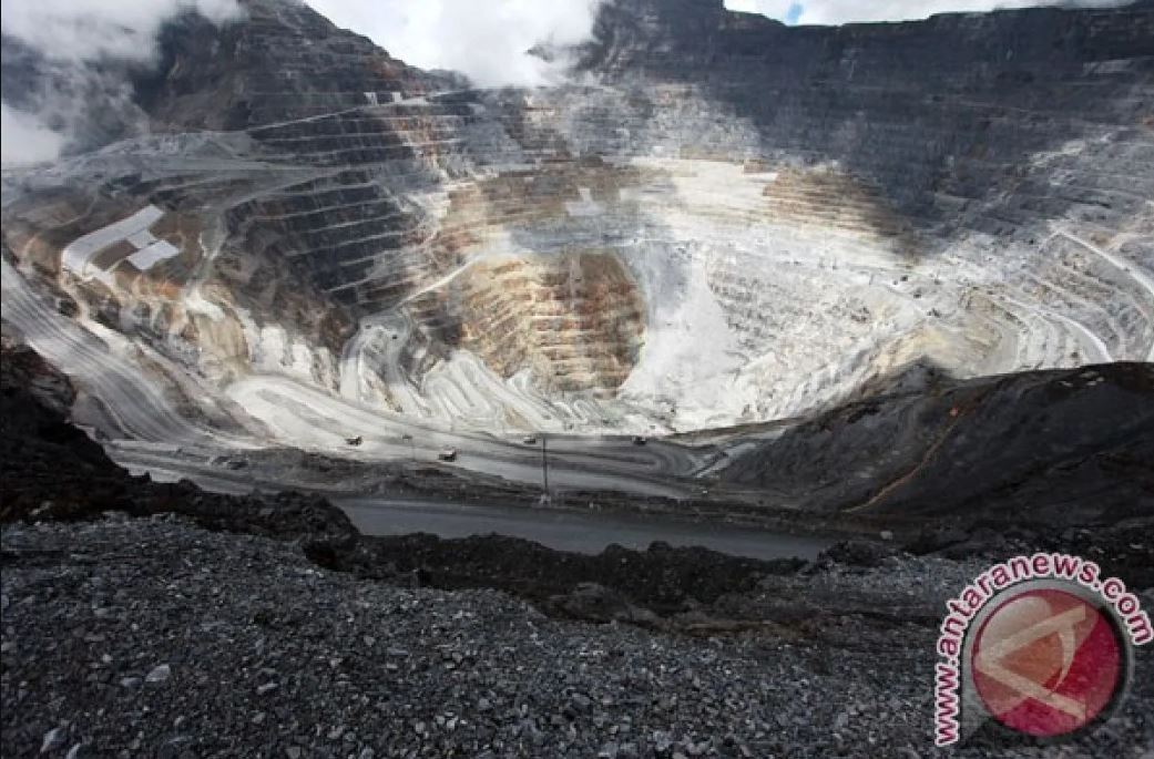 Evakuasi darurat tujuh karyawan Freeport terjebak longsor tambang Mimika masih berlangsung.