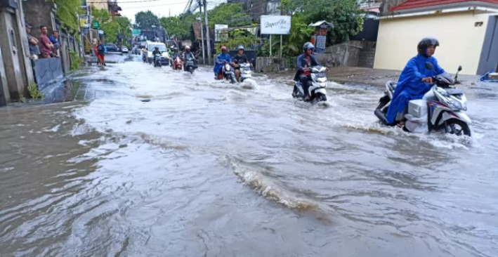 Hujan Ekstrem Disertai Angin Kencang Terjang Bali, Jalan Nasional hingga Pusat Kota Denpasar Lumpuh Total