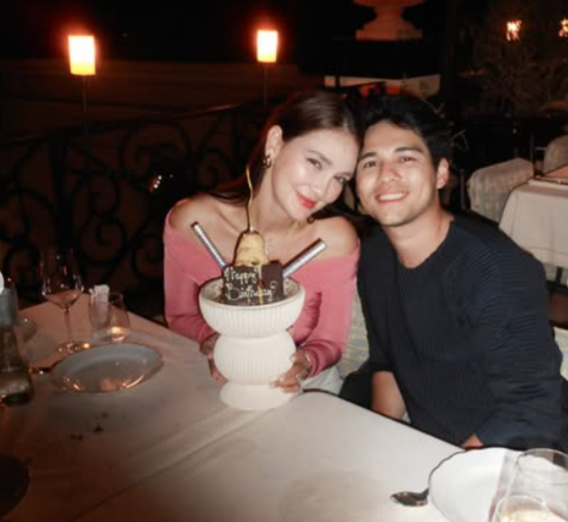 Luna Maya kenakan Off-shoulder top kasual saat birthday dinnernya