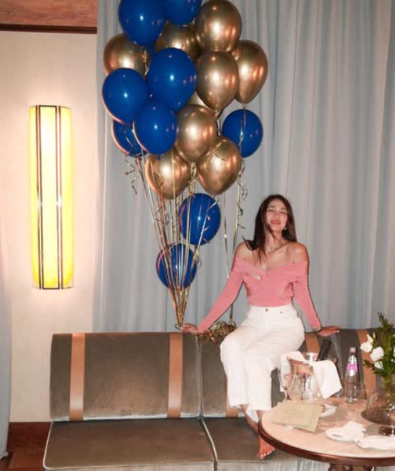 Kombinasi atasan pink dan celana putih ala Luna Maya