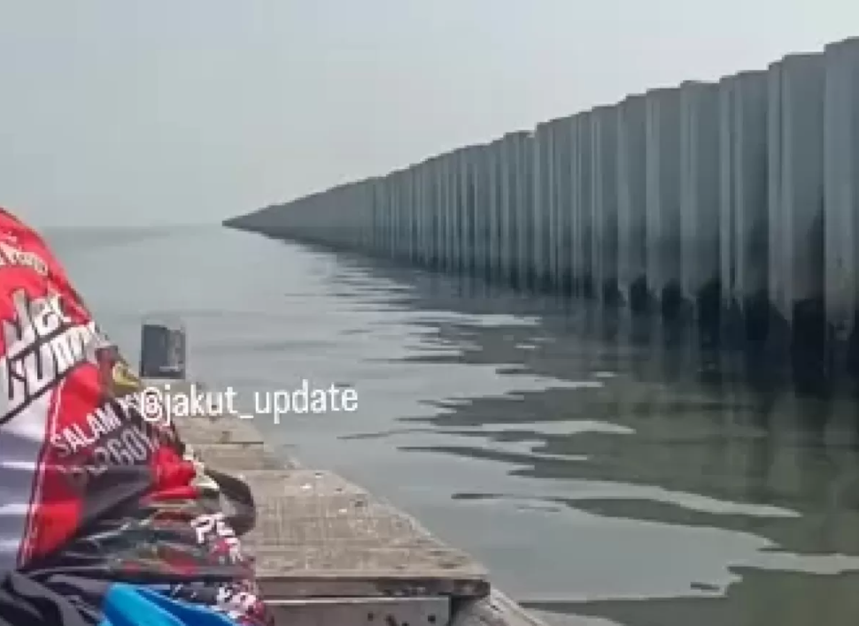 Tanggul beton di Cilincing viral, nelayan mengeluh terhambat, Dinas SDA tegaskan bukan proyek resmi dan tak berizin.