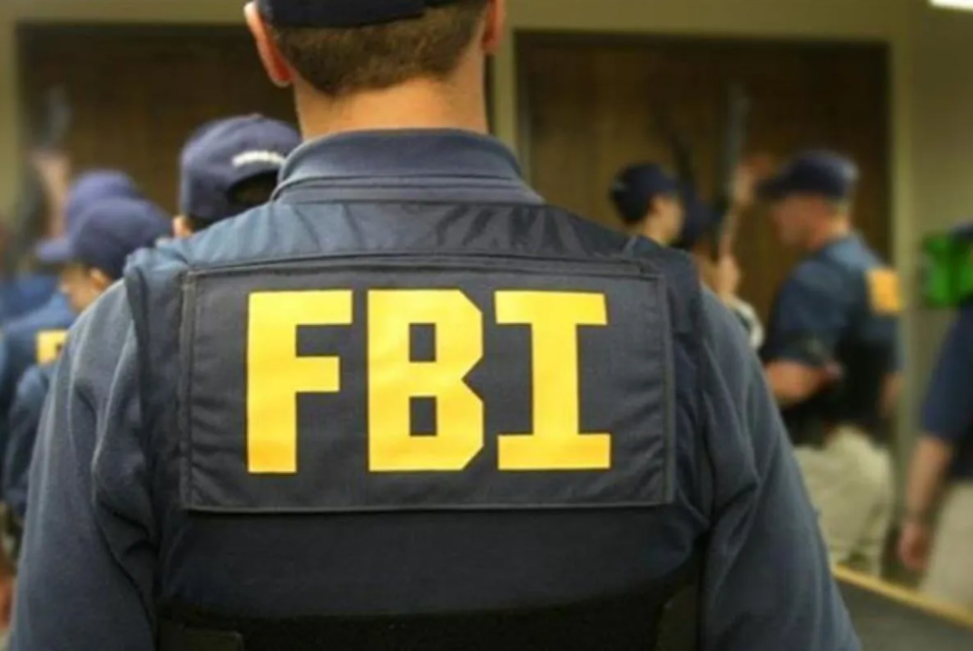 FBI rilis foto pria misterius pakai topi dan kacamata hitam, diduga terkait penembakan Charlie Kirk di Utah.