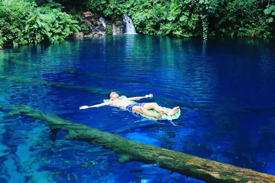 Danau Kaco di Jambi memikat dengan air biru berkilau, legenda mistis, dan keindahan alam.