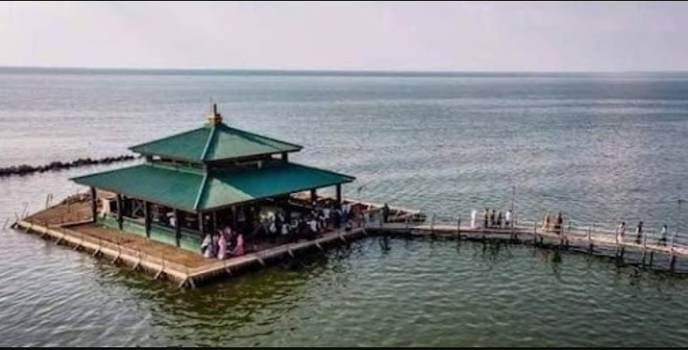 Makam Syekh Mudzakir di Bedono, Sayung, Demak ini tetap kering meski dikelilingi laut.