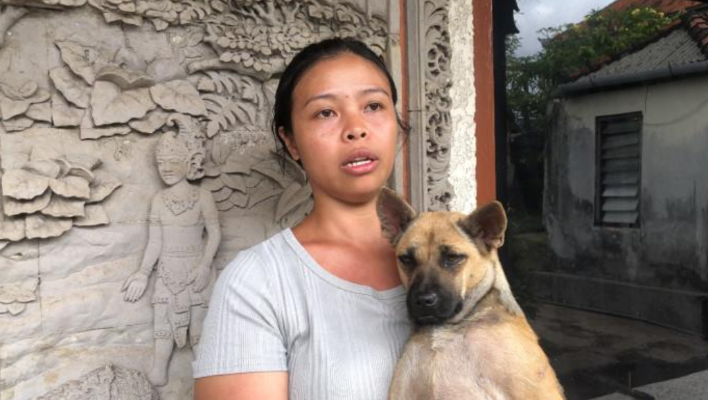 Ayu dan anjing peliharannya Moka yang selamatkan dirinya dari Banjir Bali