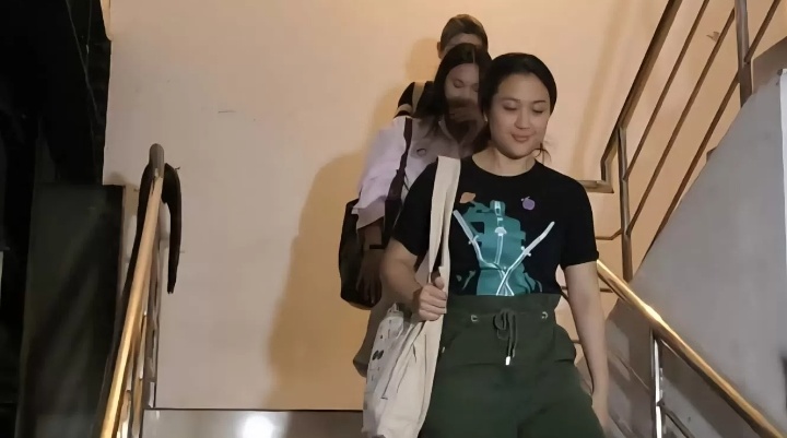 Sherina Munaf meninggalkan Polres Metro Jakarta Barat setelah dimintai klarifikasi oleh penyidik terkait unggahan penyelamatan kucing.