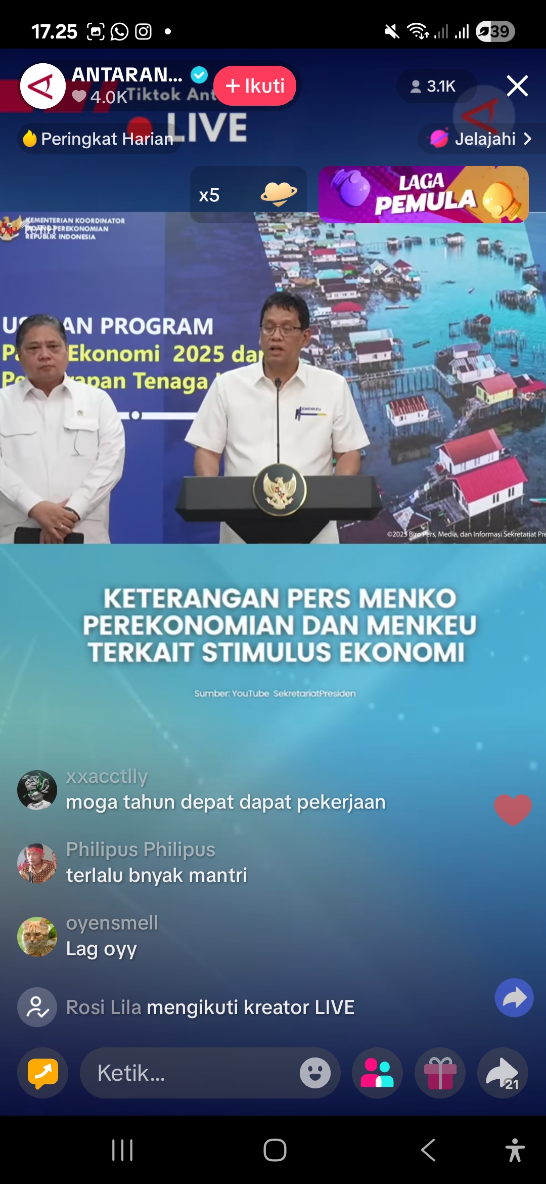Menkeu Purbaya Yudhi Sadewa bersama Menko Perekonomian Airlangga Hartato dalam konferensi pers tentang stimulus ekonomi.