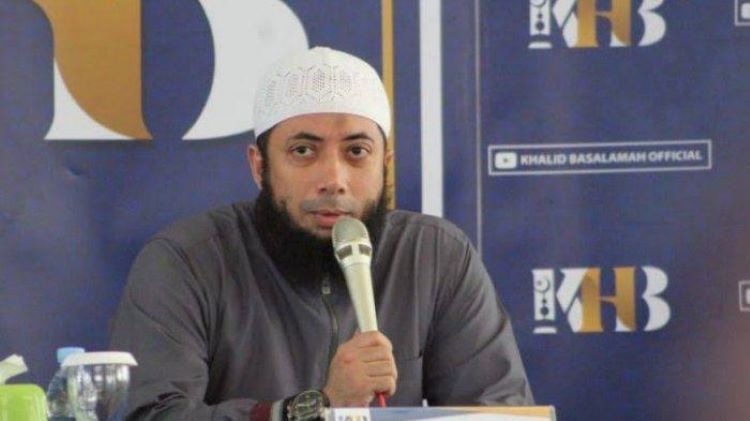 Ustadz Khalid Basalamah yang Terserat Kasus Korupsi Penyelenggaraan Ibadah Haji Miliaran Rupiah.