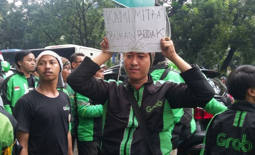 meski hujan ojol tetap suarakan tuntutan