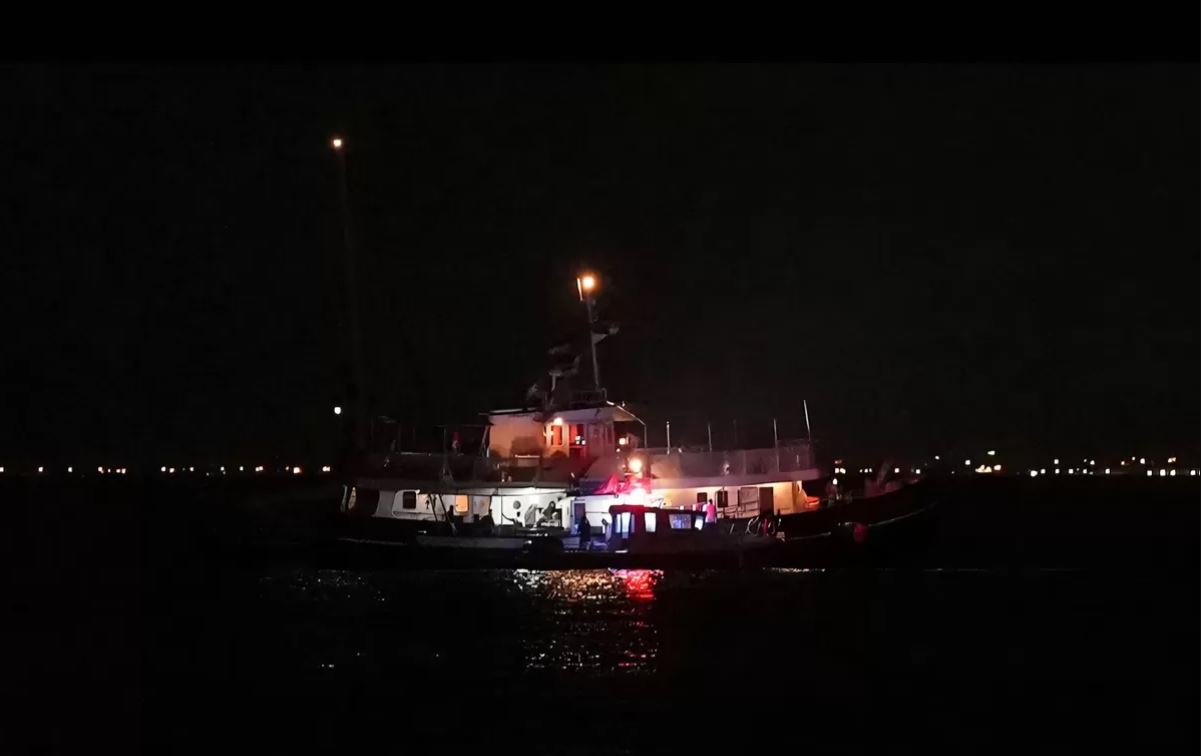 Kapal GSF terbakar diduga serangan drone di Tunisia. Wanda Hamidah pastikan 33 relawan Indonesia selamat dan siap lanjut misi Gaza.