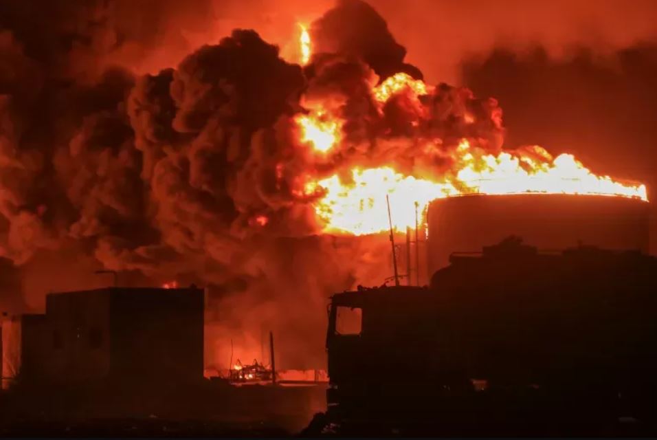 Israel bombardir Pelabuhan Hodeidah, puluhan warga sipil jadi korban tewas.