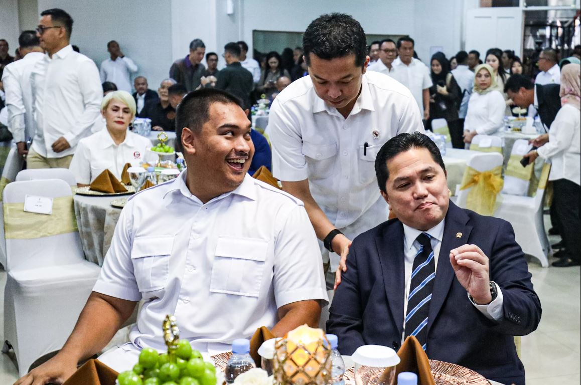Menteri Pemuda dan Olahraga Erick Thohir dan pejabat lama Dito Ariotedjo tiba saat acara sertijab di Kantor Kemenpora, Jakarta, Kamis (18/9/2025).