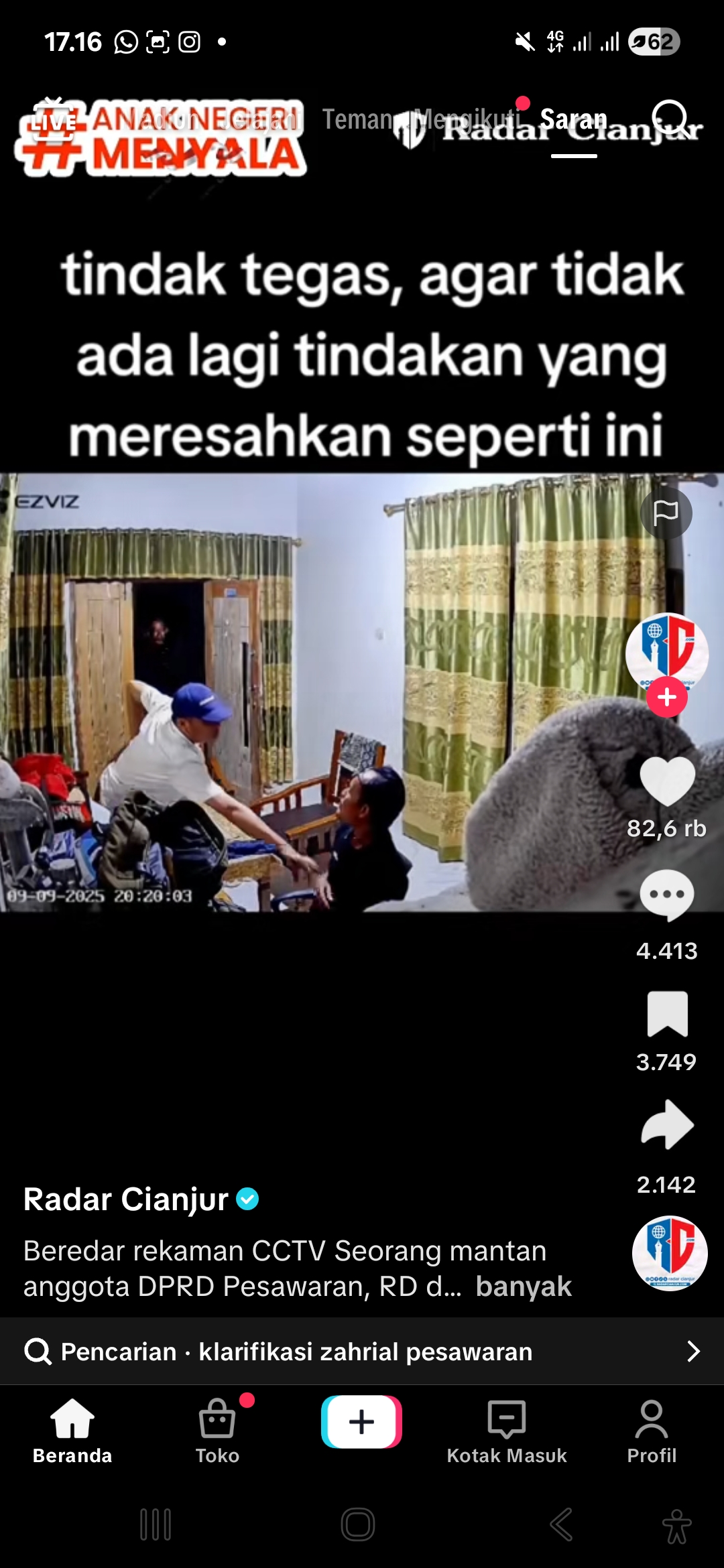 Rekaman CCTV seorang mantan Anggota DPRD Pesawaran diduga menganiaya seorang wartawan.