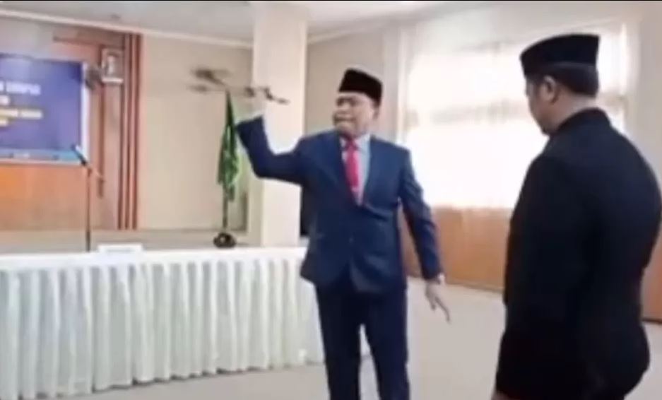 Video Zamroni Aziz viral diduga lempar mikrofon, begini klarifikasi Kemenag NTB dan profil lengkap Kepala Kanwil Kemenag NTB tersebut.