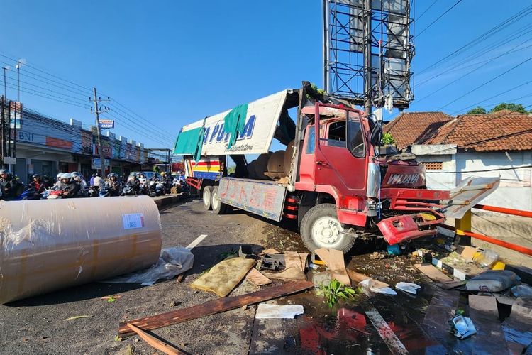 Kecelakaan Truk Wings Box di Purwosari