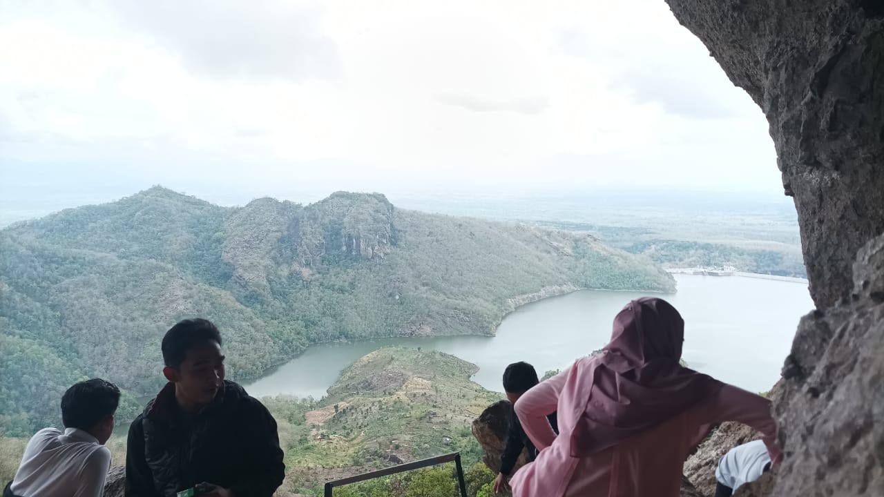 View Keindahan dari dalam goa meranten dengan disuguhkan bendungan ngarendeng dan alam hijaunya