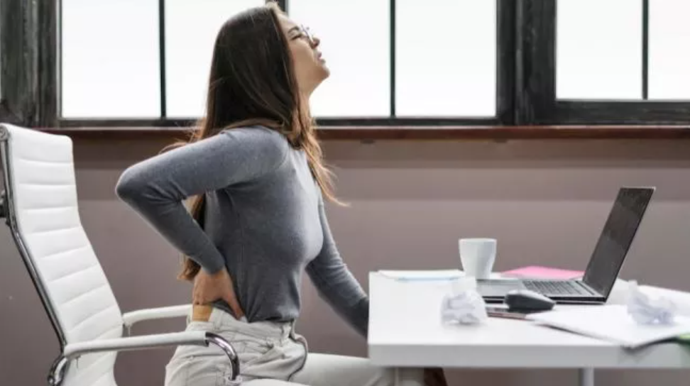 Redakan sakit pinggang dan pegal akibat duduk lama di kantor dengan 10 gerakan olahraga mudah yang bisa dilakukan di tempat kerja.