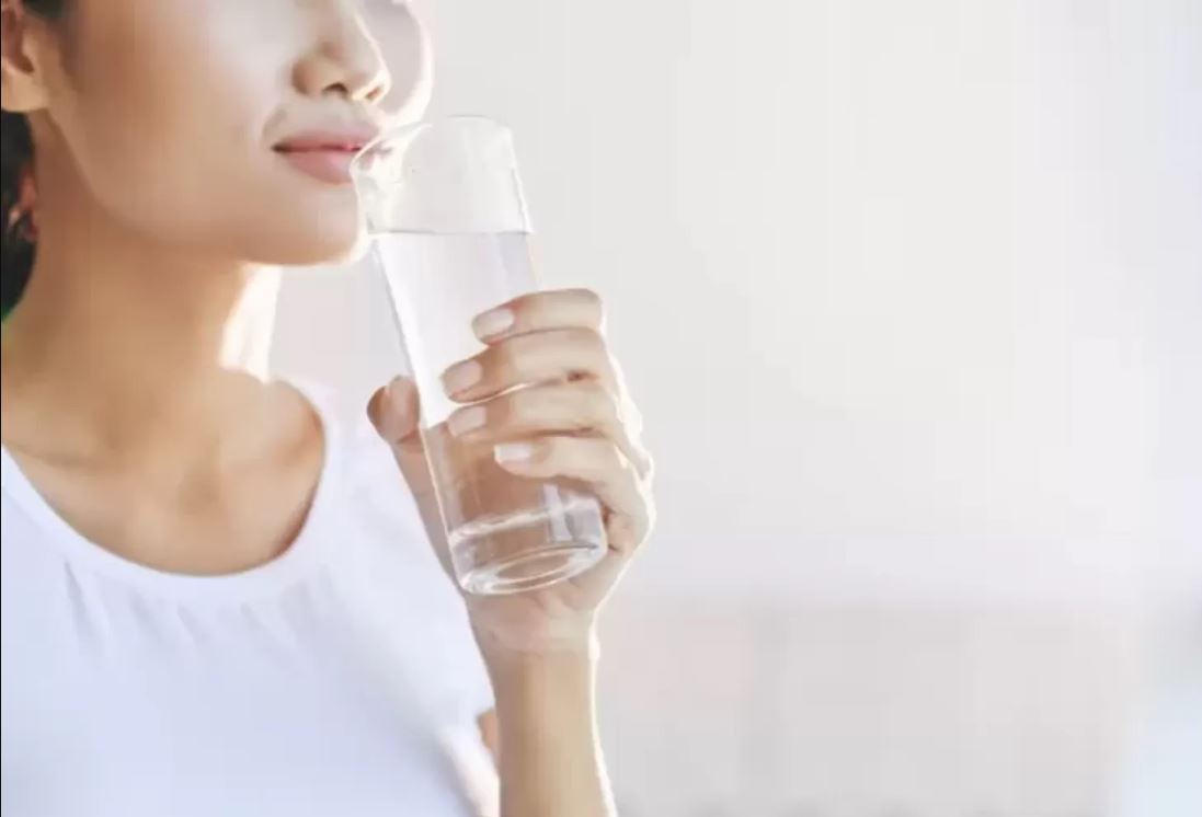 Diet nggak harus lapar! Coba lifehack sederhana ini biar makan lebih sedikit tapi tetap puas.