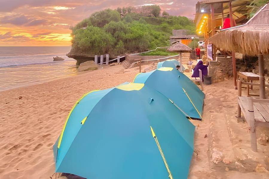 Suasana Pantai Trenggole