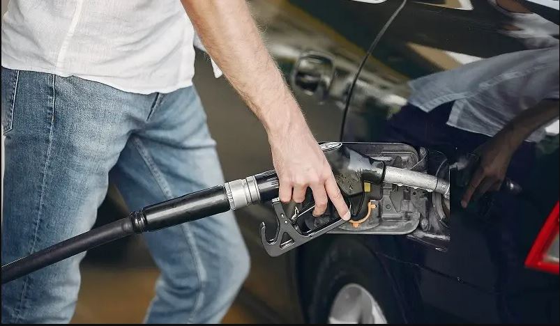 8 trik jitu agar mobil lebih irit bensin: cek ban, kendalikan gas, servis rutin, dan atur manajemen perjalanan.