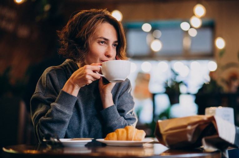 15 cafe terhits di Cirebon 2025, cozy, instagramable, ramah kantong, pas untuk nongkrong, kerja, hingga hunting foto.