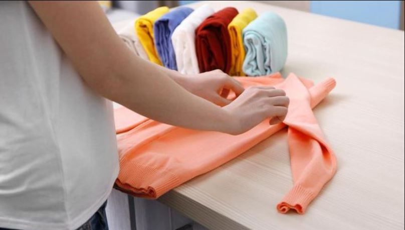 7 cara lipat baju praktis ini bikin pakaian anti kusut dan lemari lebih rapi.