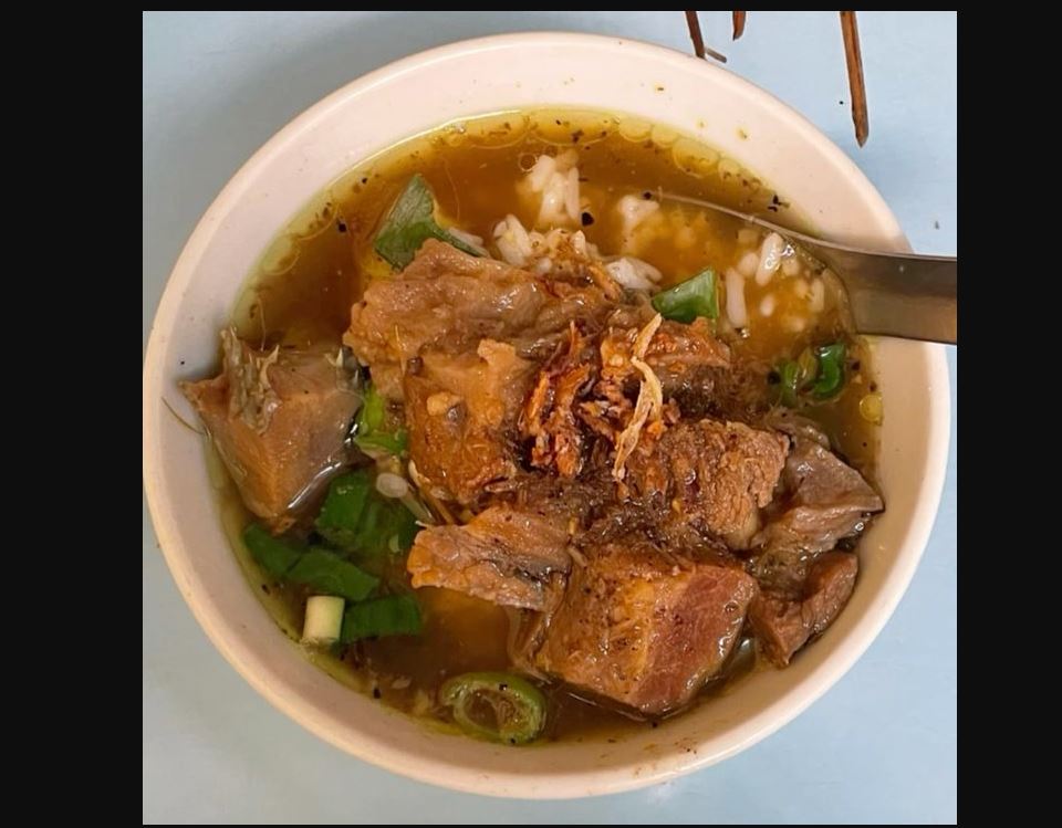 Sekilas mirip rawon, nasi grombyang tetap punya sentuhan khas Pemalang.