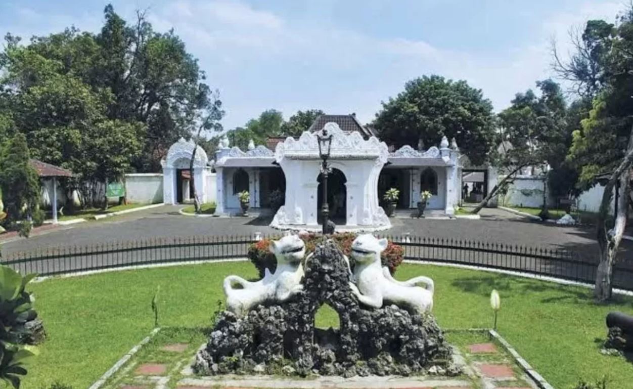 Salah satu ikon wisata sejarah Cirebon, Keraton Kasepuhan merupakan istana megah Kesultanan Cirebon dengan arsitektur klasik Jawa.