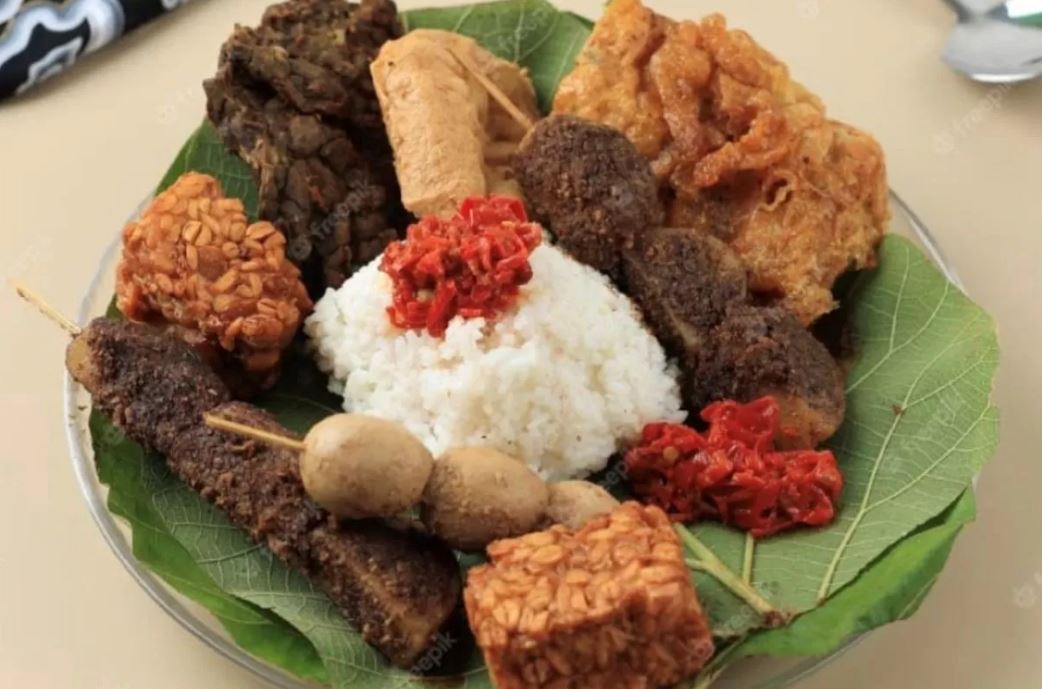 Nasi jamblang terkenal dengan penyajian menggunakan alas daun jati.