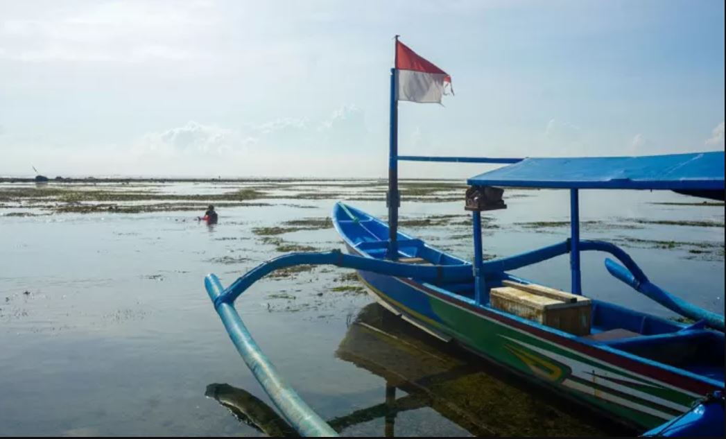 Pantai Kejawanan menjadi ikon wisata bahari di Cirebon.