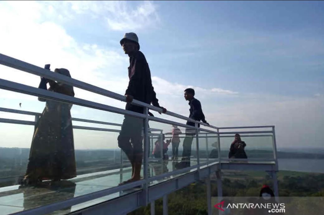 Sesuai namanya, Bukit Cinta Anti Galau populer sebagai tempat healing sekaligus menikmati panorama romantis.