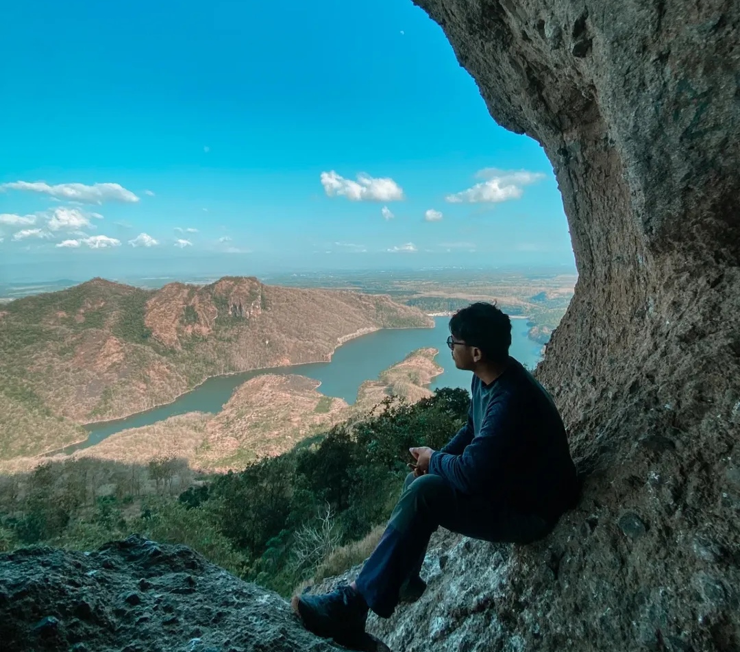 Dari dalam Goa Mranten, pengunjung dapat menikmati panorama Bendungan Ngrendeng yang berpadu dengan hamparan alam hijau di sekitarnya.