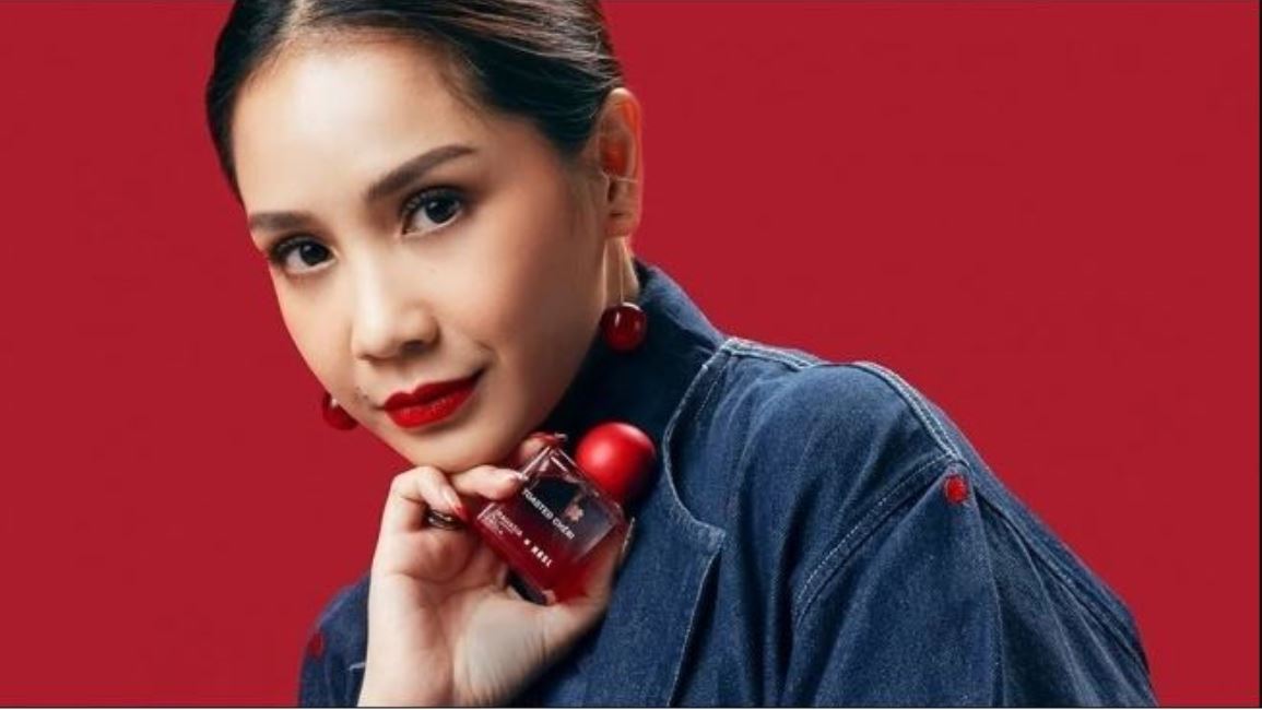 Nagita Slavina rilis dua parfum baru: Glazed Ch&eacute;ri segar dan Toasted Ch&eacute;ri bold.