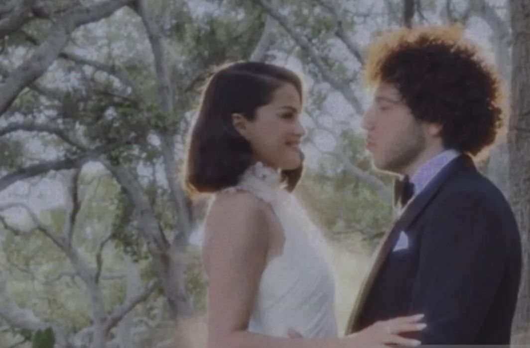 Selena Gomez dan Benny Blanco resmi menikah dalam upacara intim di California, hanya dihadiri keluarga dan sahabat dekat.