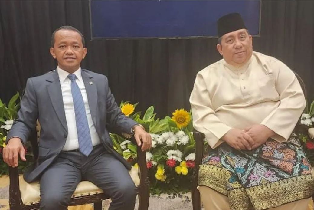 Bahlil Lahadalia (kiri) bersama Presiden Pemuda Masjid Dunia Said Aldi Al Idrus.
