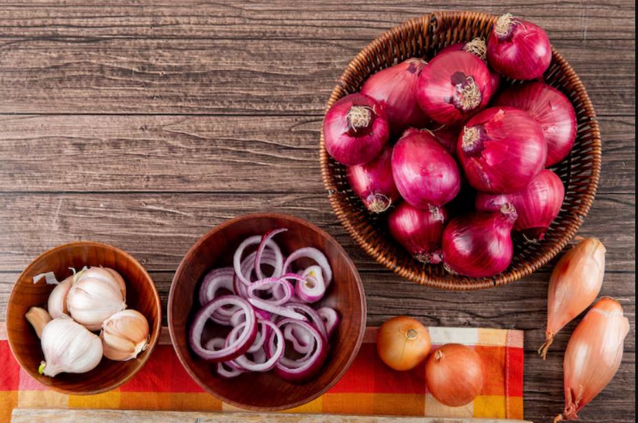 Kerokan bawang merah dipercaya ampuh atasi masuk angin pada bayi. Apa kata medis?