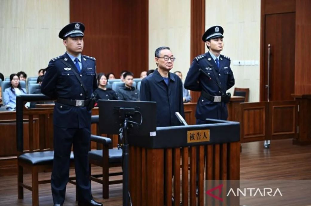 Tang Renjian divonis mati bersyarat usai terbukti menerima suap Rp627 miliar, mencatat salah satu kasus korupsi terbesar pejabat China.
