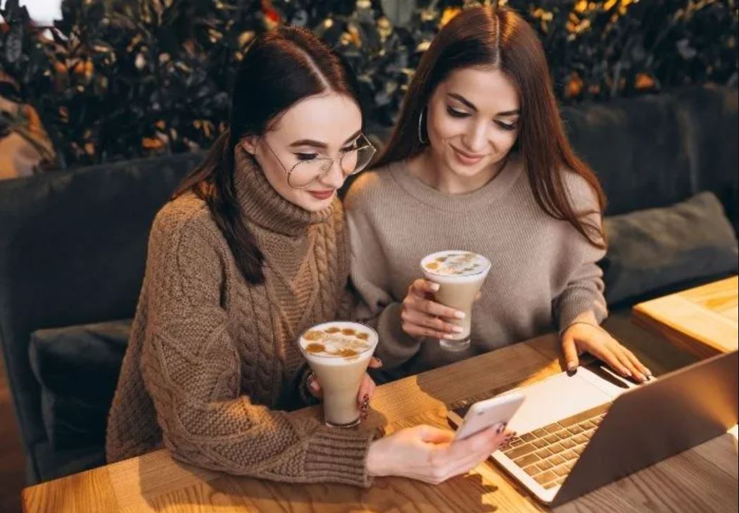 Cafe hits Sragen 2025: cozy, instagramable, dan romantis. Tempat nongkrong asik bareng teman atau pasangan.