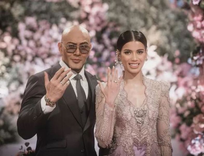 Isu memanas Deddy Corbuzier cerai dengan istrinya, Sabrina Chairunnisa.