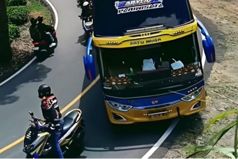 Arogansi rombongan pemotor hadang bus pariwisata di Ciwidey.