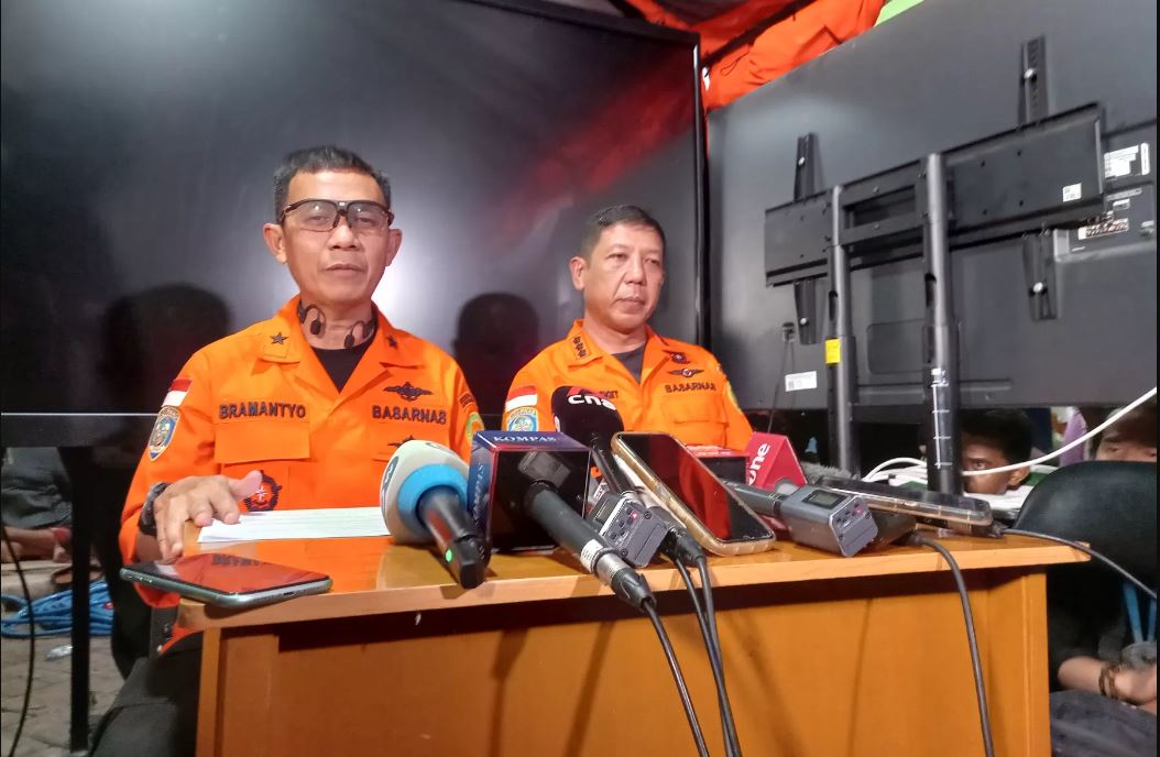 SAR Mission Coordinator Laksma TNI Yudhi Bramantyo menjelaskan soal bau anyir yang muncul di lokasi runtuhnya bangunan Ponpes&nbsp;Al Khoziny Sidoarjo, Rabu (1/10/2025).